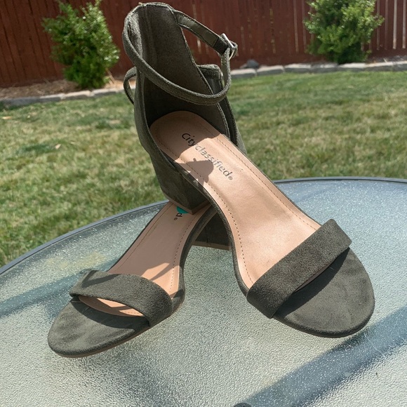 Green suede strapped sandal heel - Picture 2 of 4